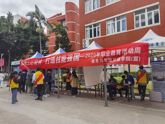 人們走在街頭

描述已自動生成