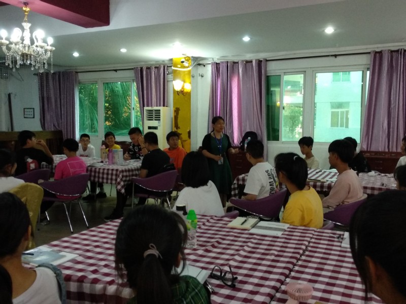 ▲翁國玲副主任做專業(yè)介紹，讓同學(xué)們感受國際郵輪的專業(yè)魅力