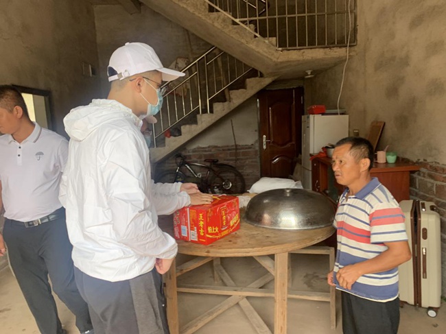 實(shí)踐隊(duì)走訪慰問脫貧戶。福建船政交通職業(yè)學(xué)院供圖