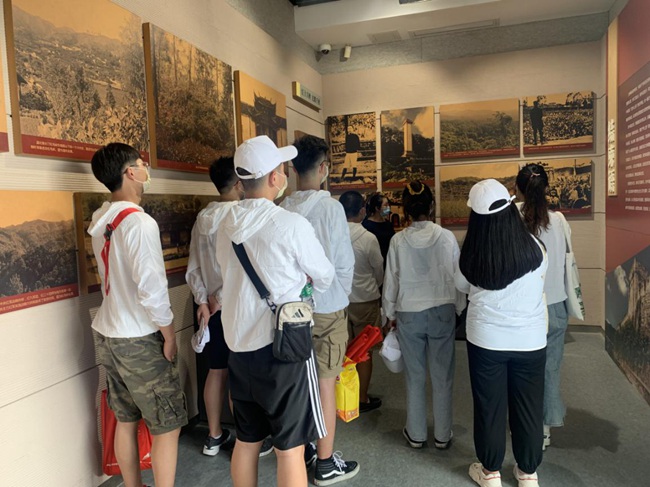 在福建省蘇維埃政府舊址聆聽革命先輩事跡。福建船政交通職業(yè)學(xué)院供圖